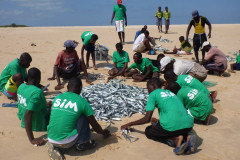 ONGDSIM 112011 | Voluntários ajudam os pescadores